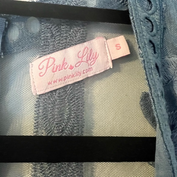 Pink lily blue romper with lace detail. Size small. - Picture 4 of 4